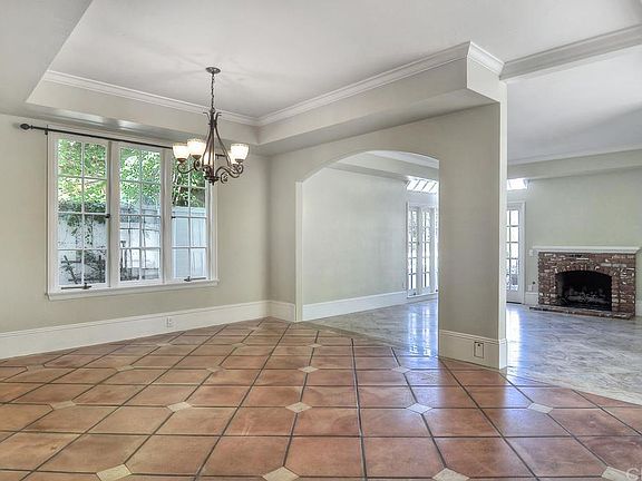 4th image of 304 Narcissus Ave
