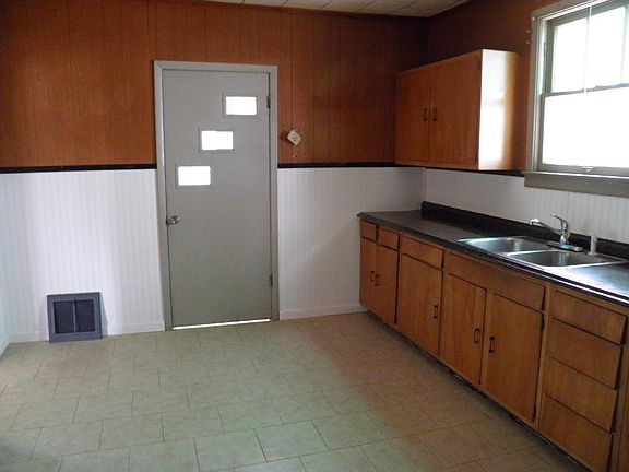 4th image of 8306 Flora Ave