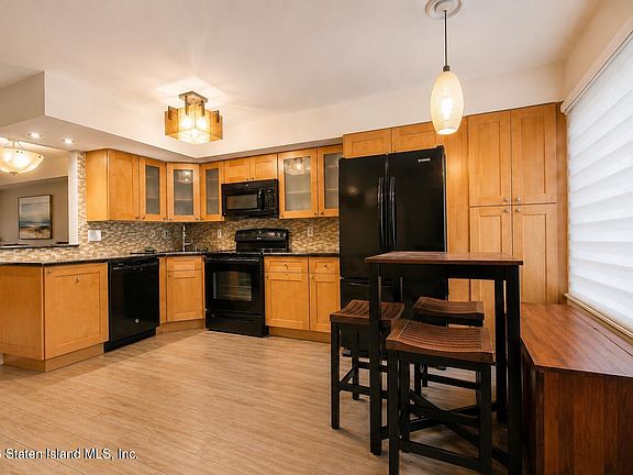 5th image of 891 Patterson Ave
