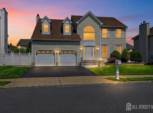 18 Trish Ct, Matawan, NJ 07747