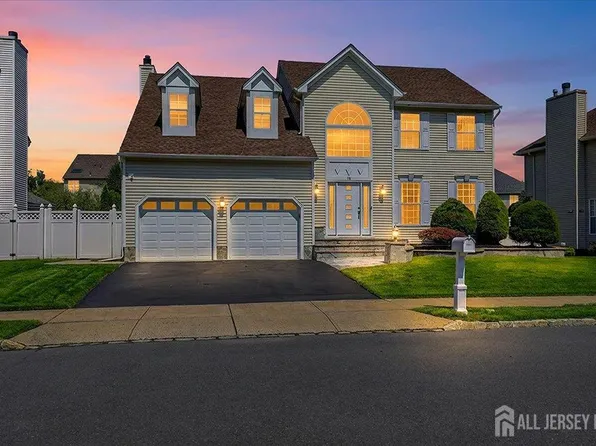 18 Trish Ct, Matawan, NJ 07747