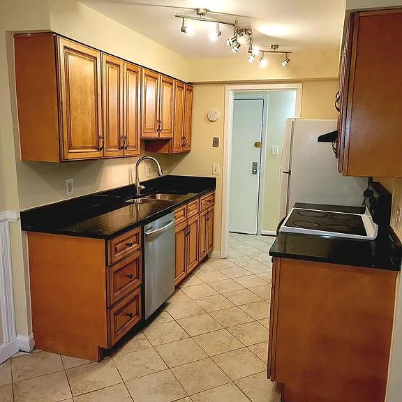 2226 Castle Rock Sq #1B — Photo 2