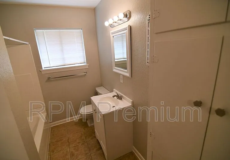 2424 Toledo St — Photo 16