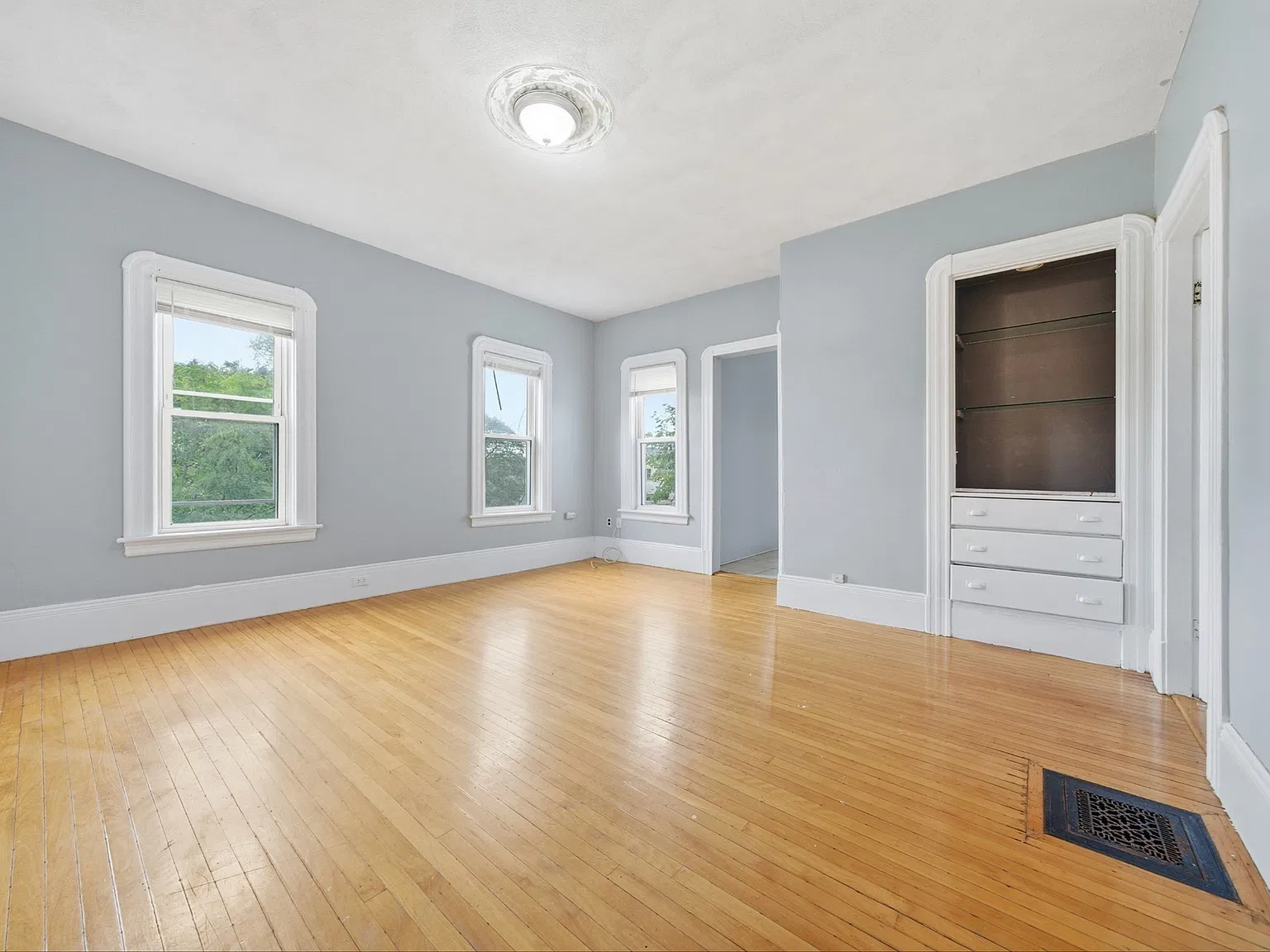 2 bed, 1.0 bath, 900 sqft, $2,200 — Photo 2