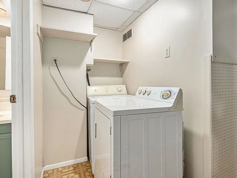 906 Mansfield Dr — Photo 16