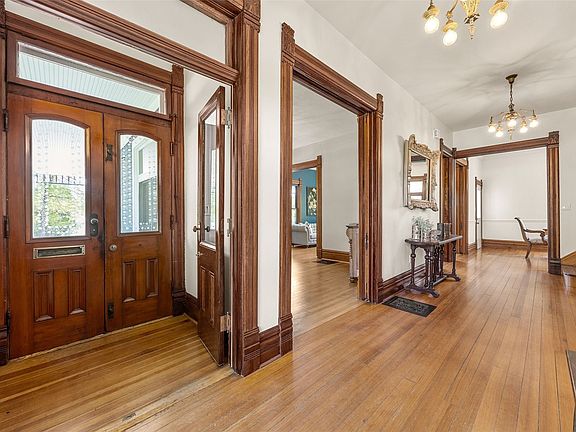 4th image of 205 2nd Ave NW
