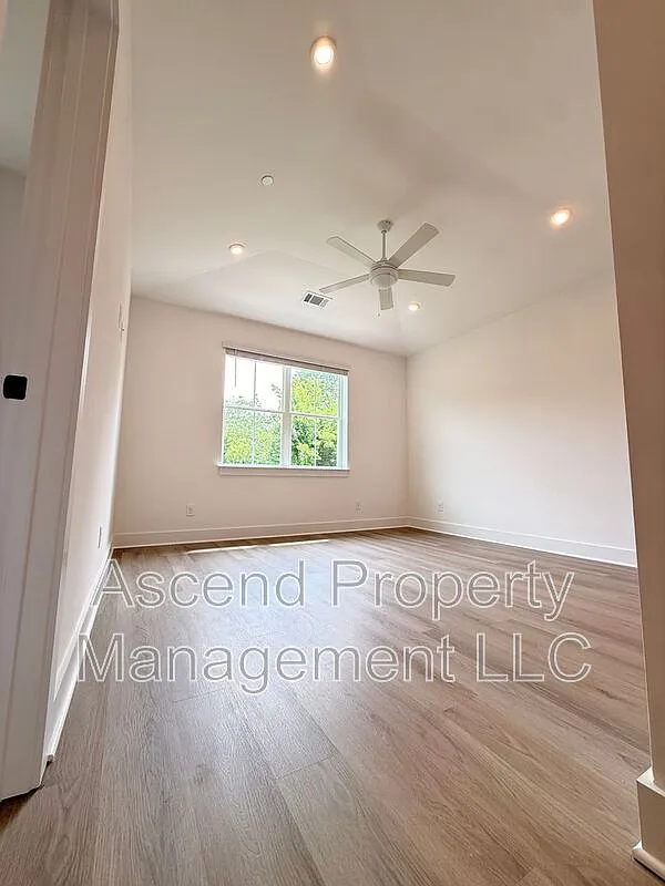3 bed, 3.0 bath, $2,550 — Photo 2