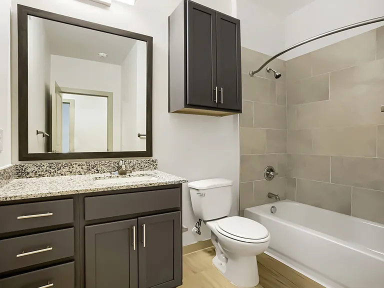 bathroom with tub/shower combo