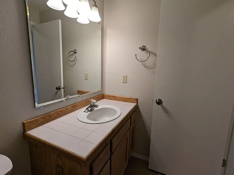 1147 NE Viking Ct — Photo 15