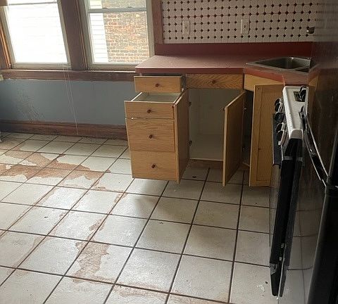 2nd image of 1935 Gunderson Ave