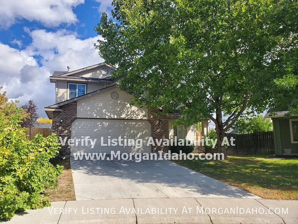 Two living rooms, large yard, optional garden space and more! — Photo 1