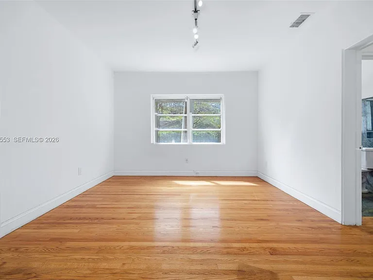 2300 S Miami Ave — Photo 23