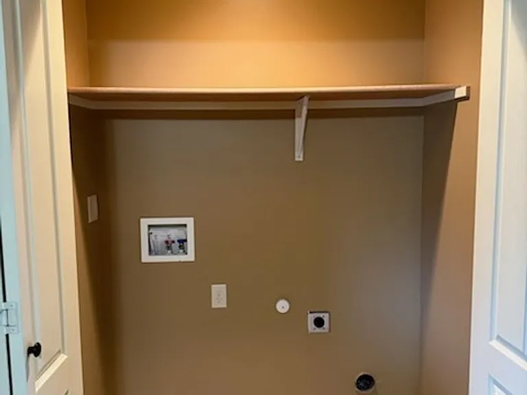 195-Santiam Village Apartments — Photo 33