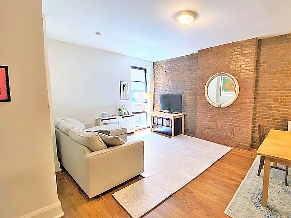 3rd image of 224 W 72nd St APT 1R