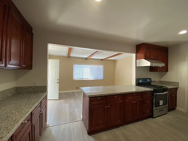 512 La Serena Dr — Photo 1