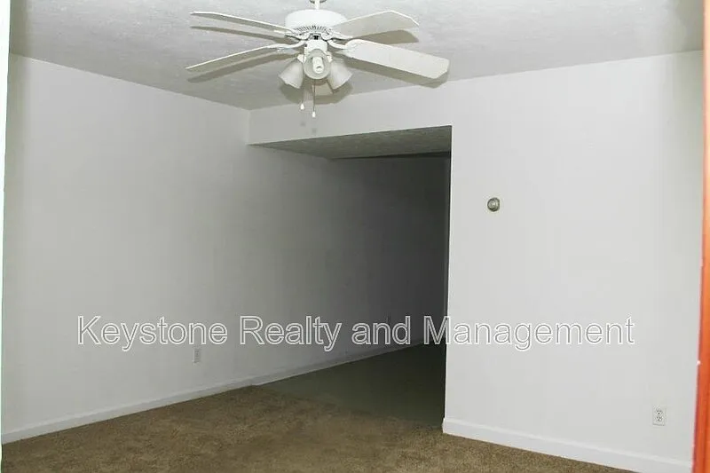 2 bed, 1.0 bath, 975 sqft, $795 — Photo 2