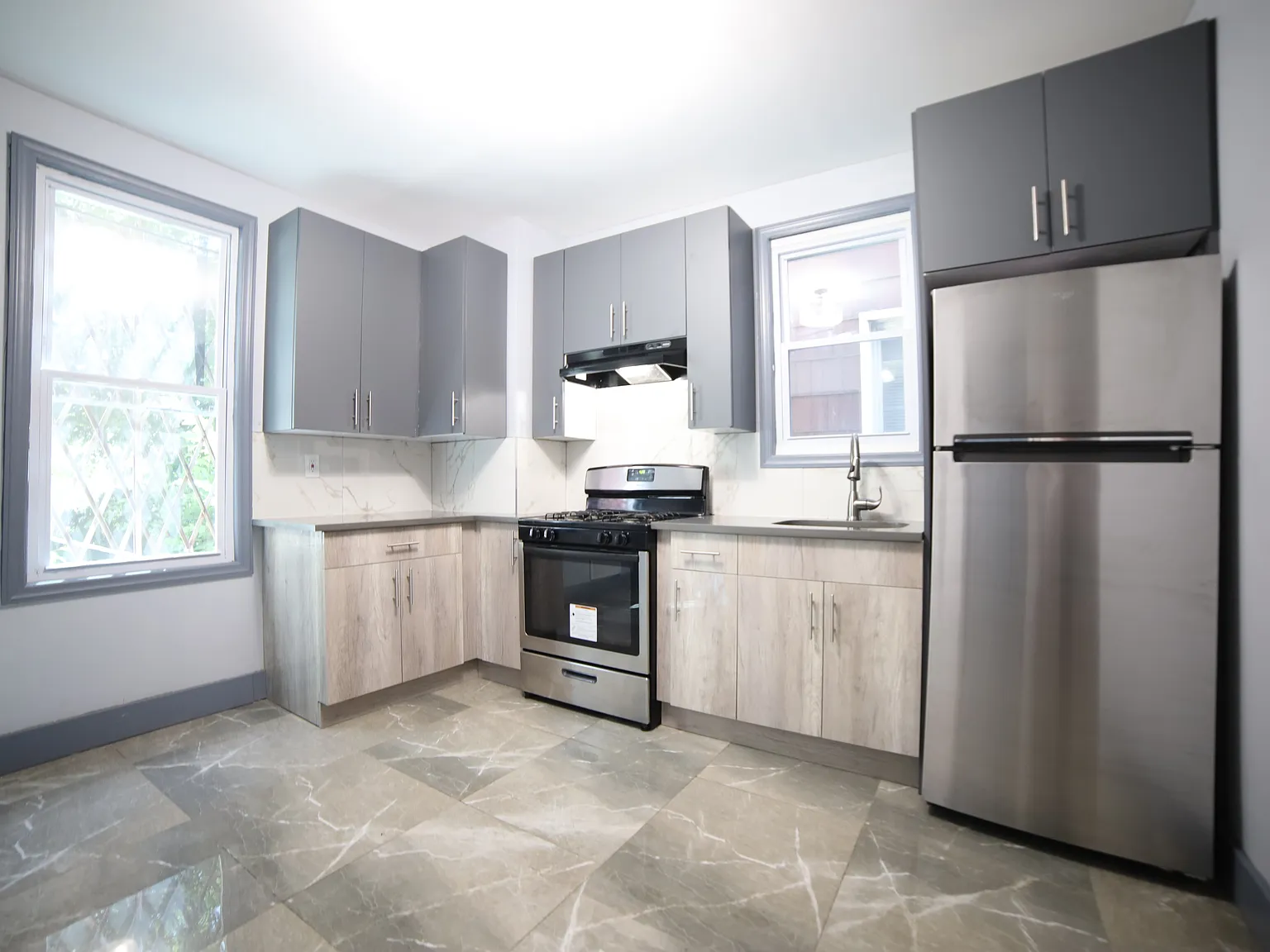 4 bed, $2,400 — Photo 2