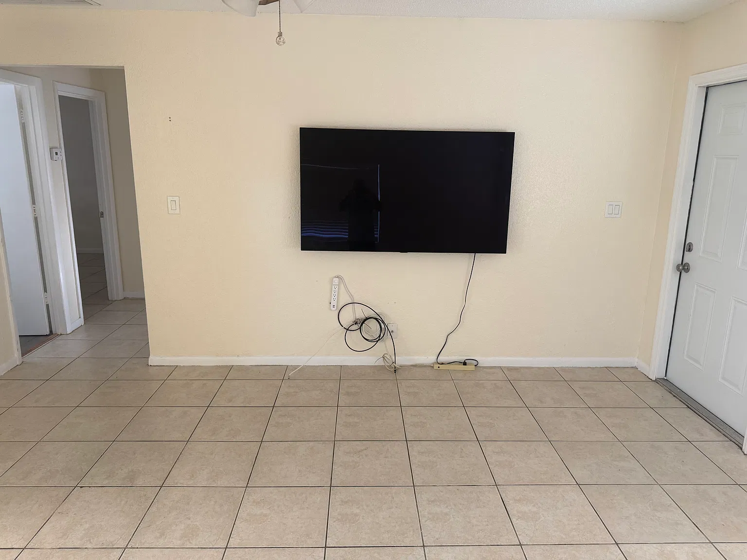 2 bed, 1982 sqft, $1,700 — Photo 2
