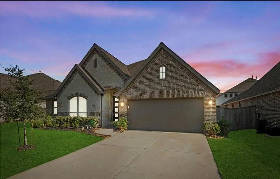 4 bed, 3.0 bath, 2586 sqft, $2,599 — Photo 2