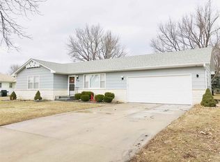 930 Circle Dr, Fairbury, NE 68352