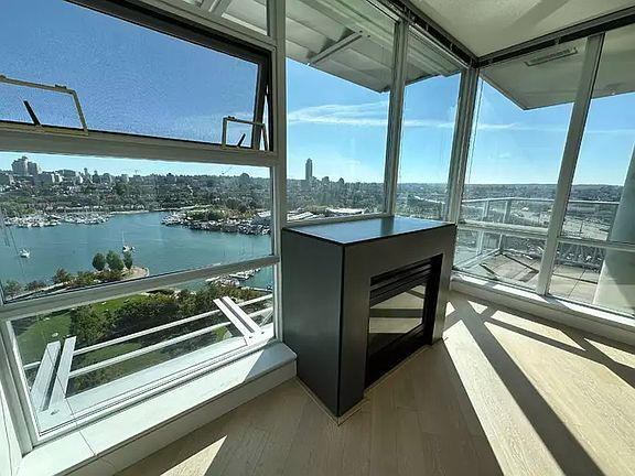 4th image of 638 Beach Cres
