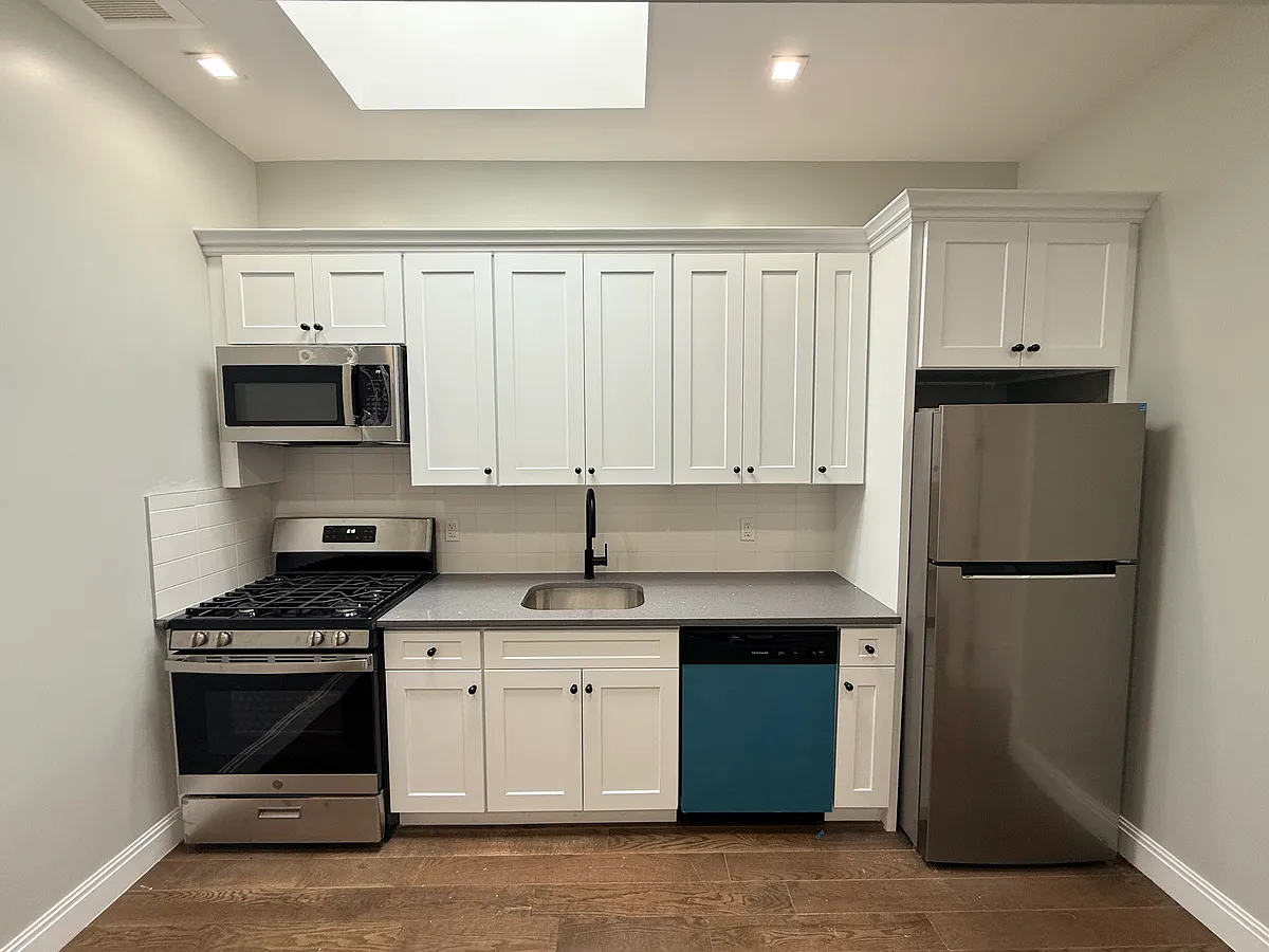 Building Photo - 373 New Jersey Ave #3
