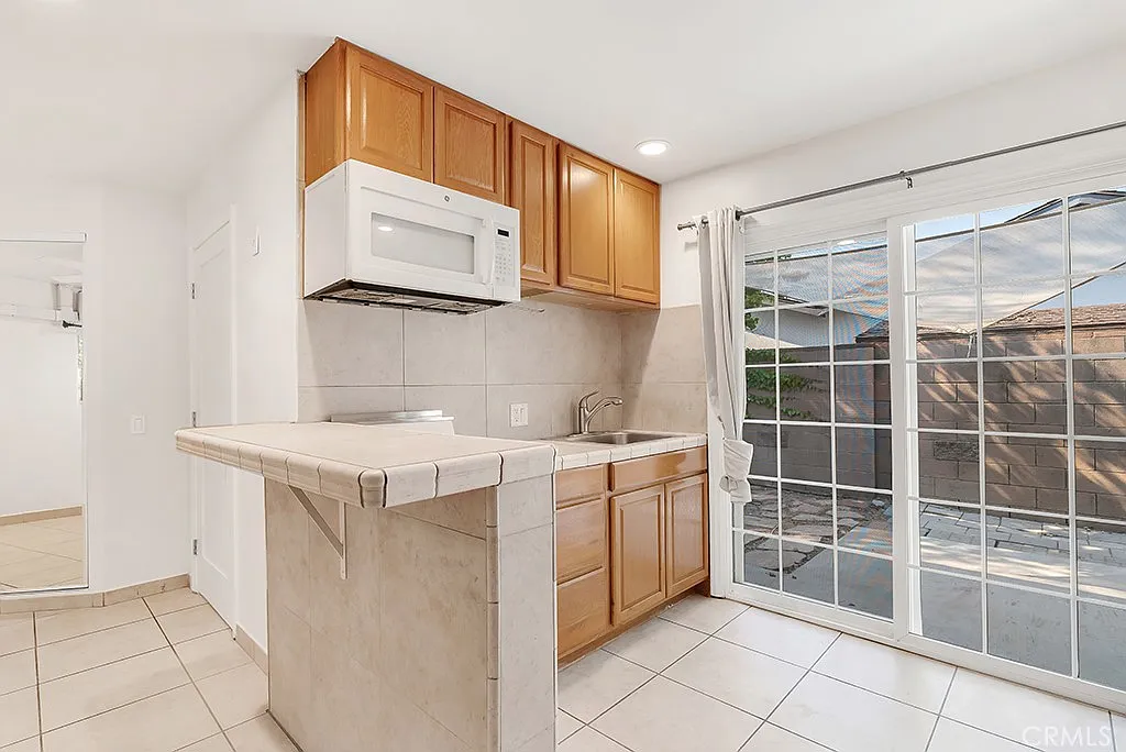 Studio, 528 sqft, $1,695 — Photo 3