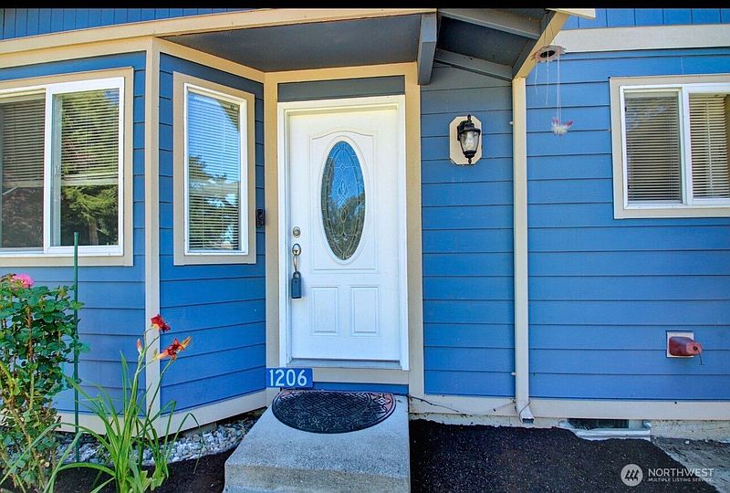 3rd image of 1206 Crystal Lane