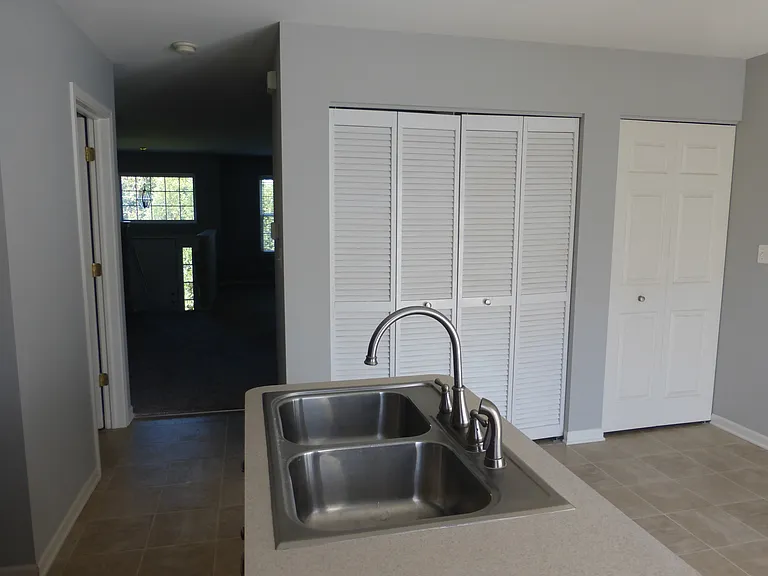 914 Clover Ln — Photo 5