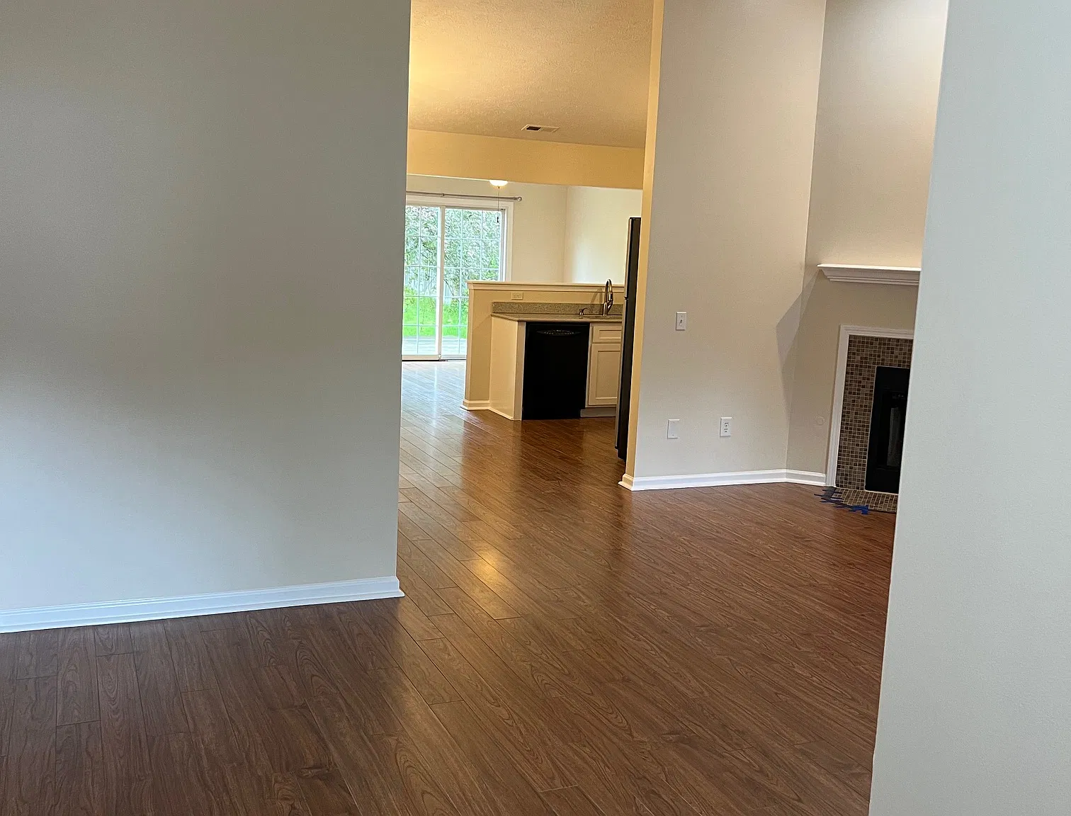 3 bed, 1456 sqft, $2,100 — Photo 2