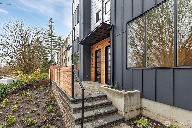 3rd image of 427 19th Avenue E