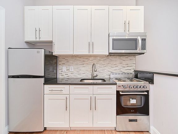 3rd image of 211 W 53rd St APT 4G