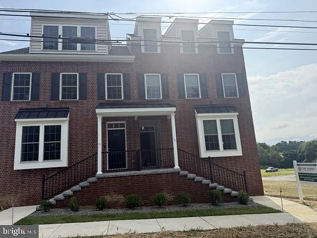 3 bed, 3.0 bath, 1700 sqft, $2,950 — Photo 3
