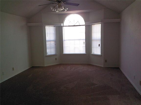 3rd image of 621 Merriman Dr