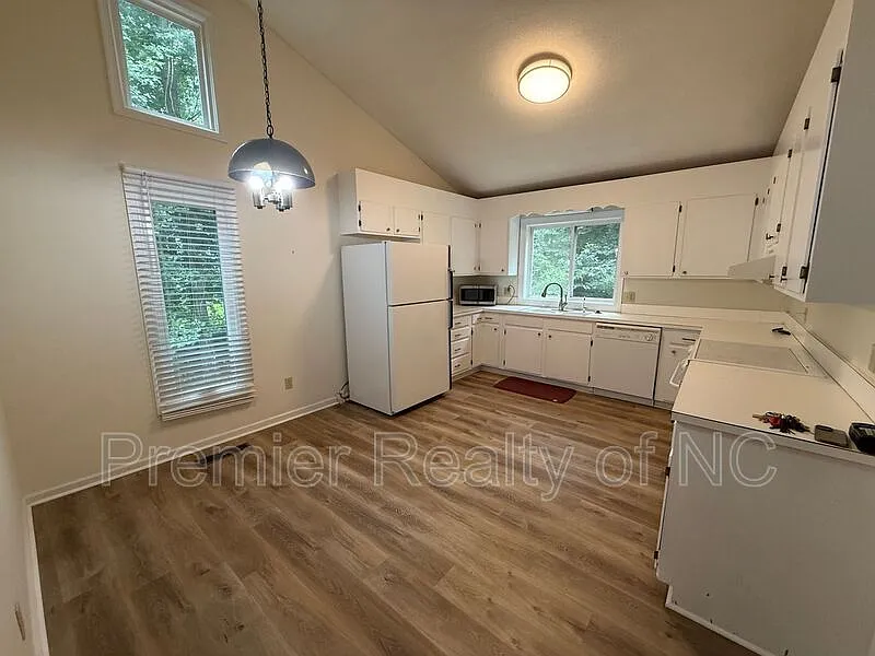 4 bed, 3.0 bath, 2915 sqft, $2,495 — Photo 3