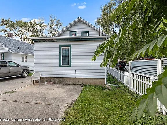 5th image of 218 Paris Ave