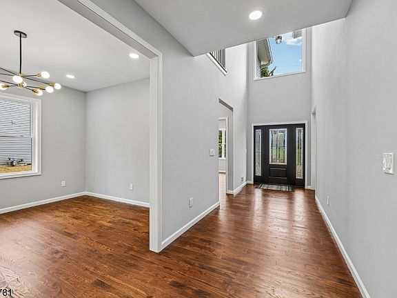 3rd image of 8 Chamberlain Ln