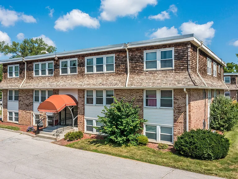 Windsor Chateau - Move in special- FREE GARGAE! — Photo 19