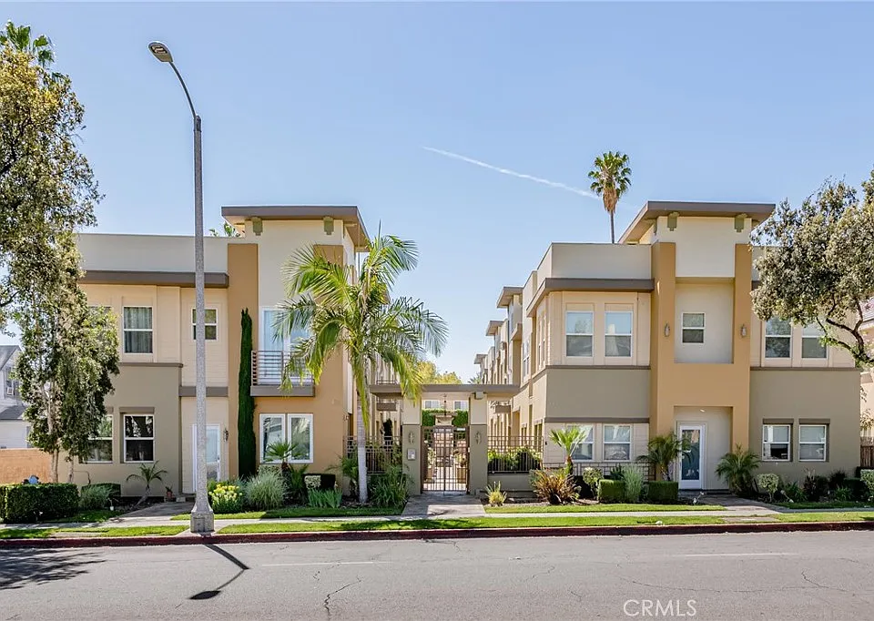 441 N Los Robles Ave #16
