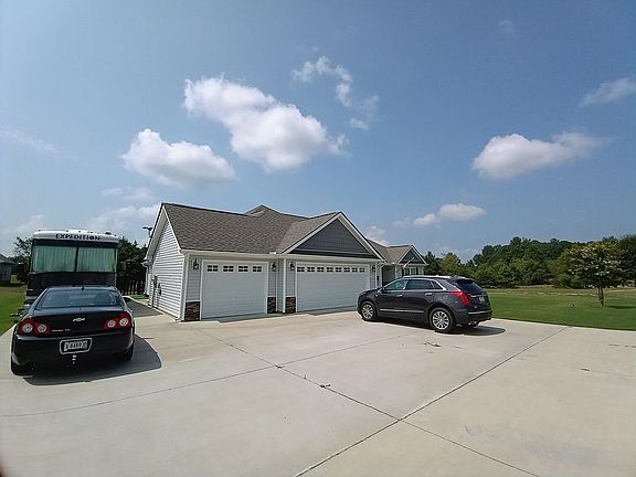 3 car garages with lots of parking