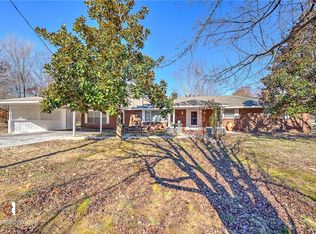 911 E Cottonwood Dr, Rogers, AR 72758