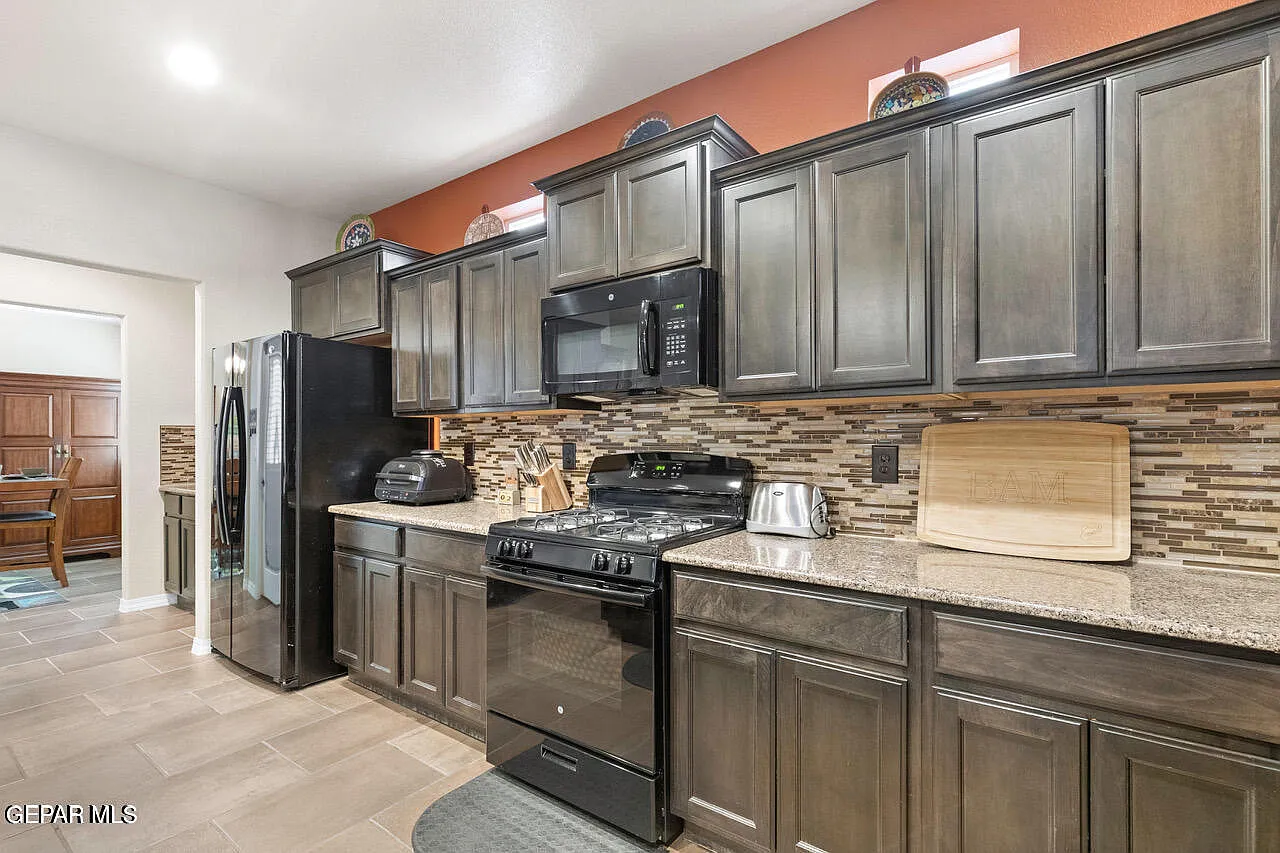 5 bed, 2.5 bath, 3051 sqft, $3,000 — Photo 2