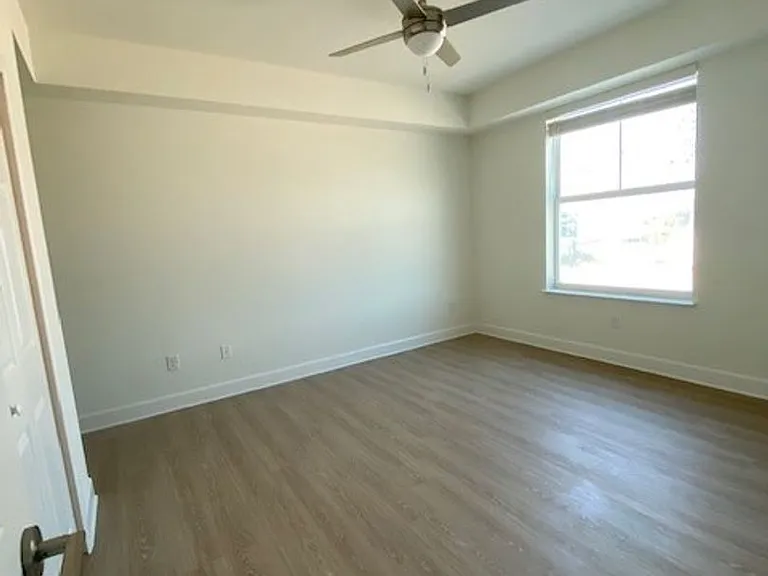 San Carlos Apartments — Photo 38