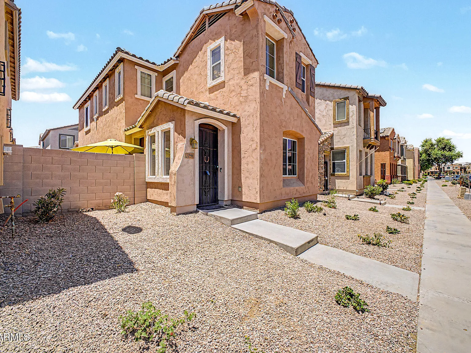 3 bed, 2.5 bath, 1557 sqft, $2,049 — Photo 3