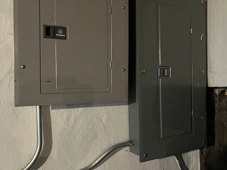 NEW upgraded 100A electric panels.
