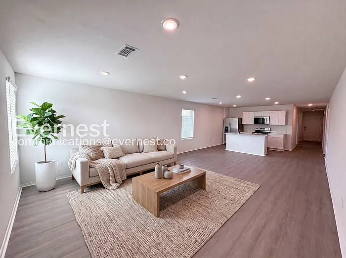 5 bed, 3.0 bath, 1867 sqft, $1,795 — Photo 2