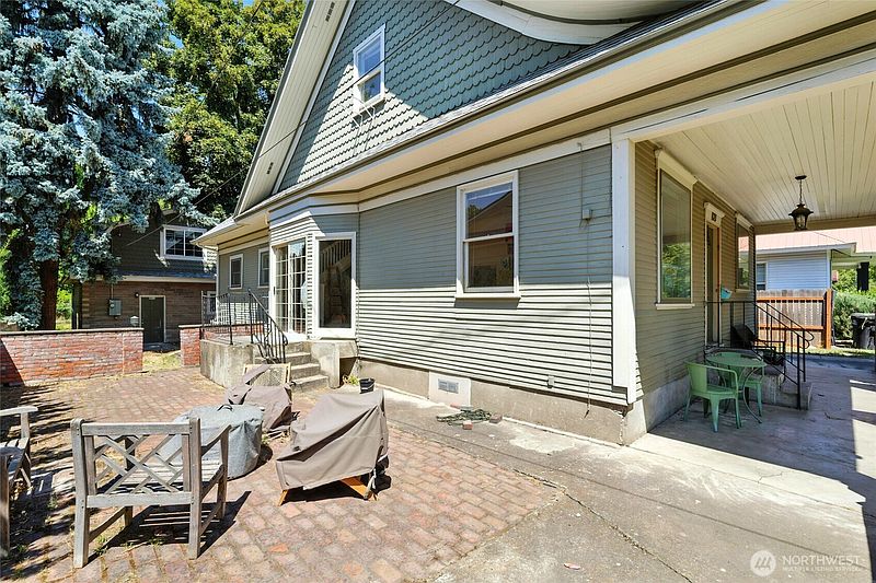 3rd image of 821 Valencia Street