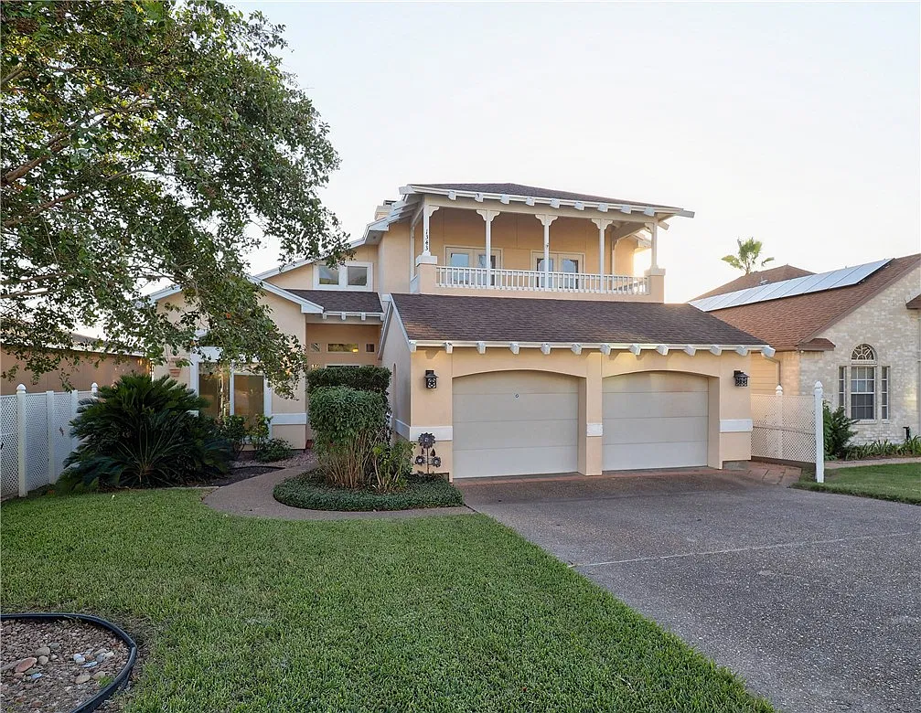 3 bed, 2.5 bath, 2636 sqft, $3,300 — Photo 2