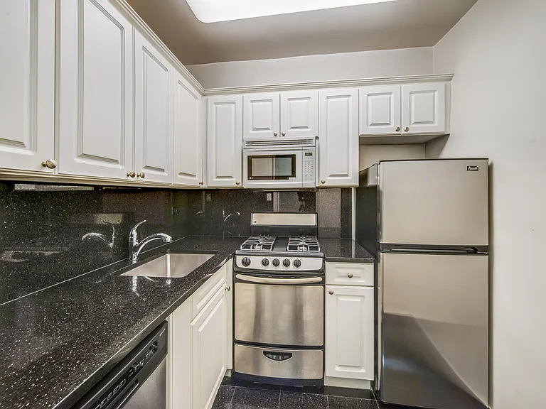 300 E 46th St #5B — Photo 1
