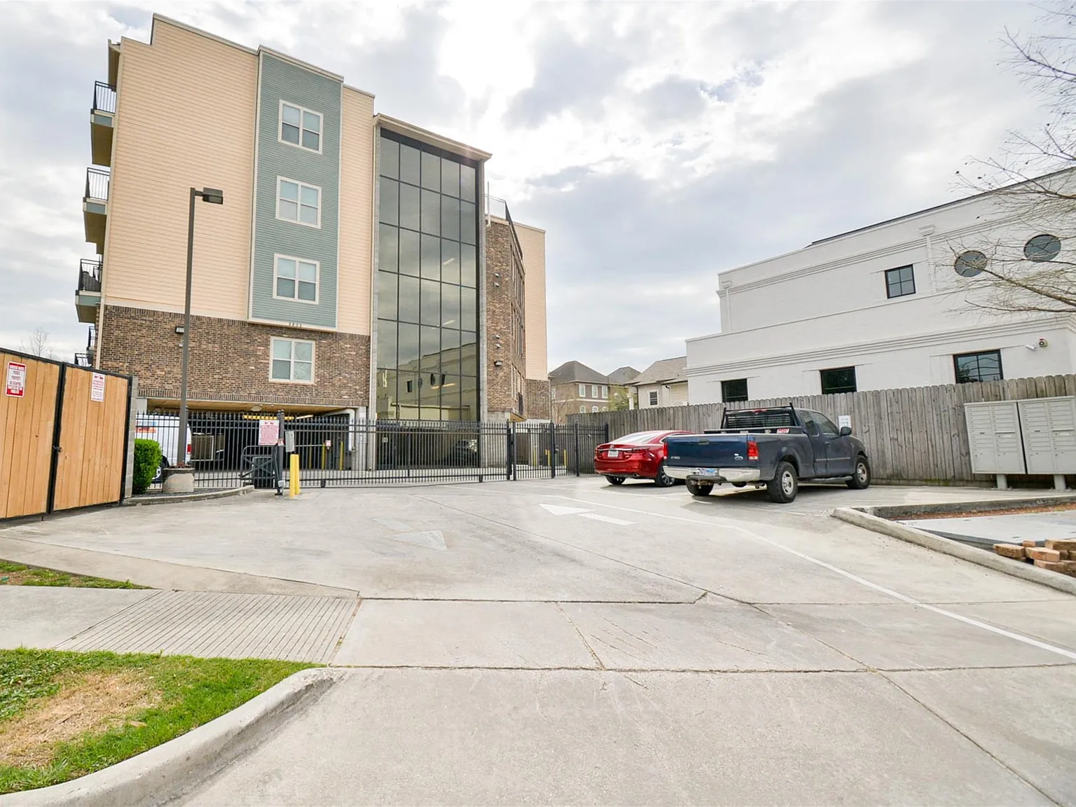 2802 Morrison St — Photo 2